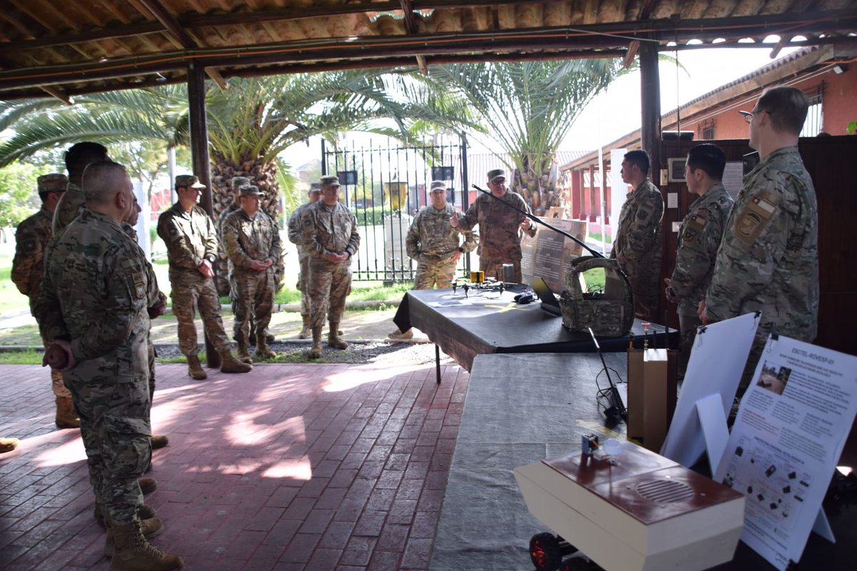Ejercito_Chile's tweet photo. El #EjercitoDeChile fortalece las competencias de su personal en el empleo de drones en operaciones militares. Es así como unidades de la @IiChile participan en la competencia de drones en el Regimiento de Artillería N.° 1 "Tacna", con capacitación de la Academia de Guerra y supervisión de la Escuela de Telecomunicaciones y Escuela de Artillería. #InstrucciónyEntrenamiento