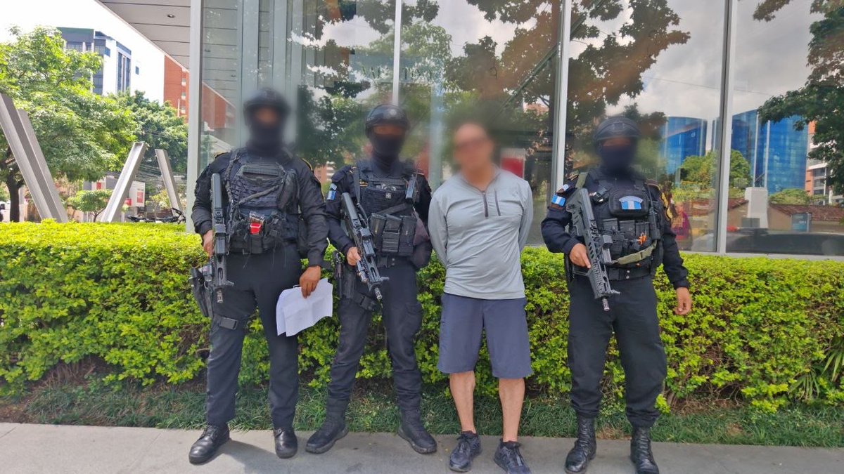 MPguatemala's tweet photo. ✈️ Aprehensión con fines de extradición 
El Ministerio Público con apoyo de la Policía Nacional Civil coordinó la aprehensión con fines de extradición de Jorge Michel Monroy también conocido como “Jorge García”, “Jorge Rubén Michel”, “Rubén Monroy”, “Oscar Marteil” y/o “Roberto Hernández”. 

Es requerido para comparecer a juicio en el Distrito Sur de Nueva York, por el cargo de conspiración para la importación de narcóticos. 

Una investigación de las autoridades del cumplimiento de la ley determinó que, entre al menos febrero, hasta por lo menos abril de 2026, el requerido conspiró con otras personas para importar narcóticos a los Estados Unidos de América. 

La investigación identificó al sindicado juntamente con otros, como personas que facilitan actividades de narcotráfico especialmente cientos de kilogramos de fentanilo y metanfetamina, a sabiendas de que esas drogas serían importadas a la ciudad de Nueva York, entre otros lugares.