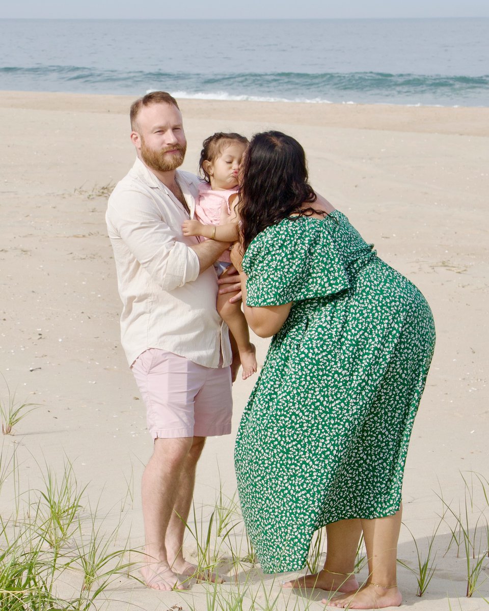 Comatozze119's tweet photo. Huge thanks to my sister @zarakhanye for capturing these beautiful beach portraits of my little family. MashaAllah, Allahumabarik. Hair by God, makeup by me. https://t.co/PB4CEZBk8e