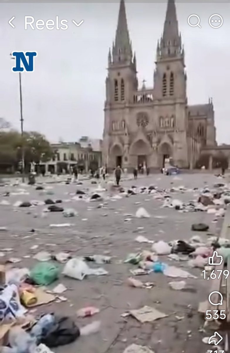 AmaliaMollevi's tweet photo. Esto quedó así después de la procesión,estos son los devotos de la virgen?sensibilidad nula, empatía cero con el personal q tiene q limpiar. Incultura:100%,sucios:100%.la verdad es q cuesta creer en la autenticidad de su fé 😡 https://t.co/wnGROrMatG