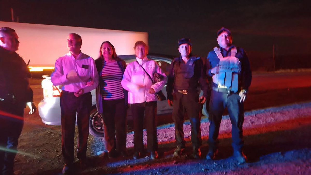 sspdgo's tweet photo. Con proximidad social, brindan auxilio a familia que uno de los neumáticos de su vehículo  sufrió una ponchadura, cuando transitaban a altas horas de la noche en la carretera #Durango-Gómez Palacio a la altura del Distribuidor Vial del Municipio del Cuencamé, Dgo., https://t.co/DcmkYkLyDl
