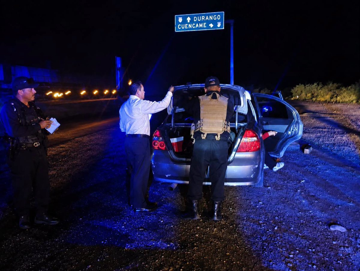 sspdgo's tweet photo. Con proximidad social, brindan auxilio a familia que uno de los neumáticos de su vehículo  sufrió una ponchadura, cuando transitaban a altas horas de la noche en la carretera #Durango-Gómez Palacio a la altura del Distribuidor Vial del Municipio del Cuencamé, Dgo., https://t.co/DcmkYkLyDl