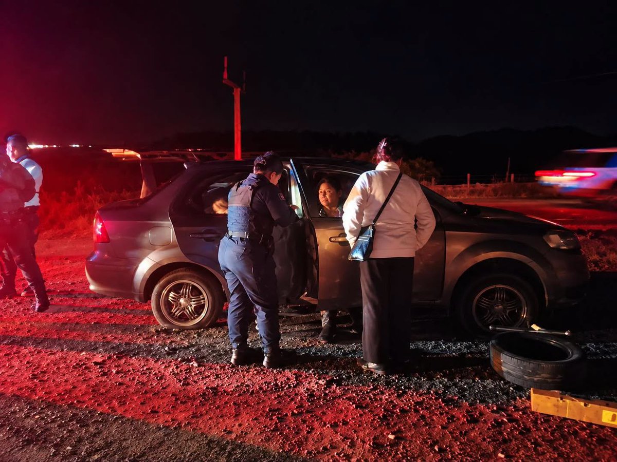 sspdgo's tweet photo. Con proximidad social, brindan auxilio a familia que uno de los neumáticos de su vehículo  sufrió una ponchadura, cuando transitaban a altas horas de la noche en la carretera #Durango-Gómez Palacio a la altura del Distribuidor Vial del Municipio del Cuencamé, Dgo., https://t.co/DcmkYkLyDl