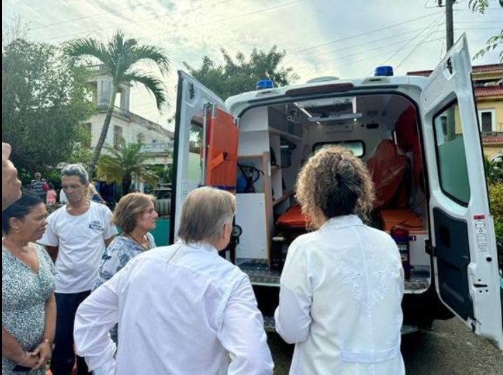 MINSAPCuba's tweet photo. 🇷🇺🤝🇨🇺Cuba recibe ambulancias donadas por San Petersburgo 
🚑3 ambulancias neonatales del SIUM, cedidas por San Petersburgo, llegan para fortalecer la salud materno-infantil en Santiago, Matanzas y La Habana. 

📍La entrega se realizó en el Hospital "Ramón González Coro". https://t.co/Fy3d0OtUJ7