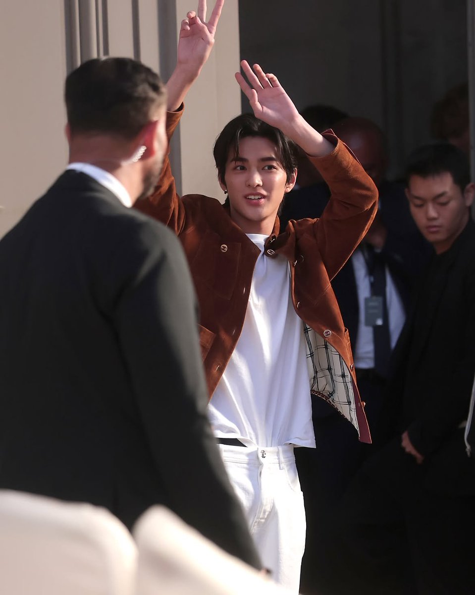 zhaoyufancokr's tweet photo. #KEONHO at the Chanel Womenʼs Spring/Summer 2027 show! https://t.co/bYX0t1g9dm