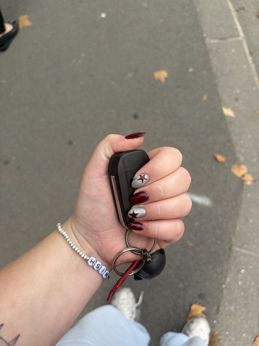 aastrazeee's tweet photo. Nouvelle coupe, nouveaux ongles (ils sont tellement beaux pitié) jvais tellement faire le braquage du siècle https://t.co/CXfUoLZkkn