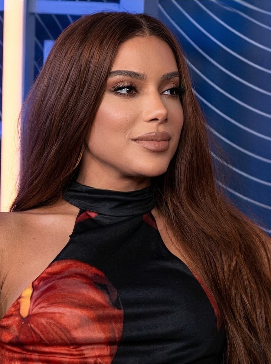 stagepopbr's tweet photo. GENTE? Anitta apaga TODOS os stories e comentários em que cobrava o TSE sobre as eleições do primeiro turno e questionava a decisão envolvendo a candidatura de Garotinho. https://t.co/68H1uXwBDZ