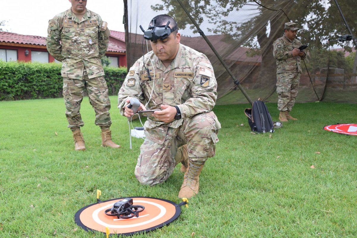 Ejercito_Chile's tweet photo. El #EjercitoDeChile fortalece las competencias de su personal en el empleo de drones en operaciones militares. Es así como unidades de la @IiChile participan en la competencia de drones en el Regimiento de Artillería N.° 1 "Tacna", con capacitación de la Academia de Guerra y supervisión de la Escuela de Telecomunicaciones y Escuela de Artillería. #InstrucciónyEntrenamiento