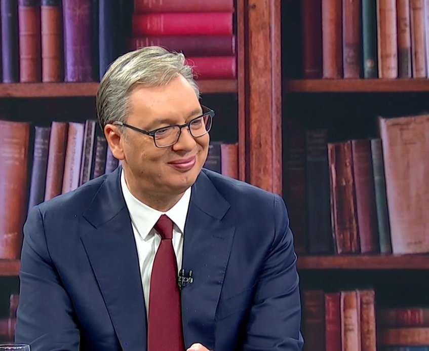 tadickaUvek's tweet photo. Kako kaže @avucic vlast nije u pendrecima, nije u tenkovima, već je u glavama ljudi! Zato ih je sve pomilovao! Državnički potez, patriotski👏#ujedinjenasrbija #srbijapobedjuje
#vucic https://t.co/d4aK7Ap3wf