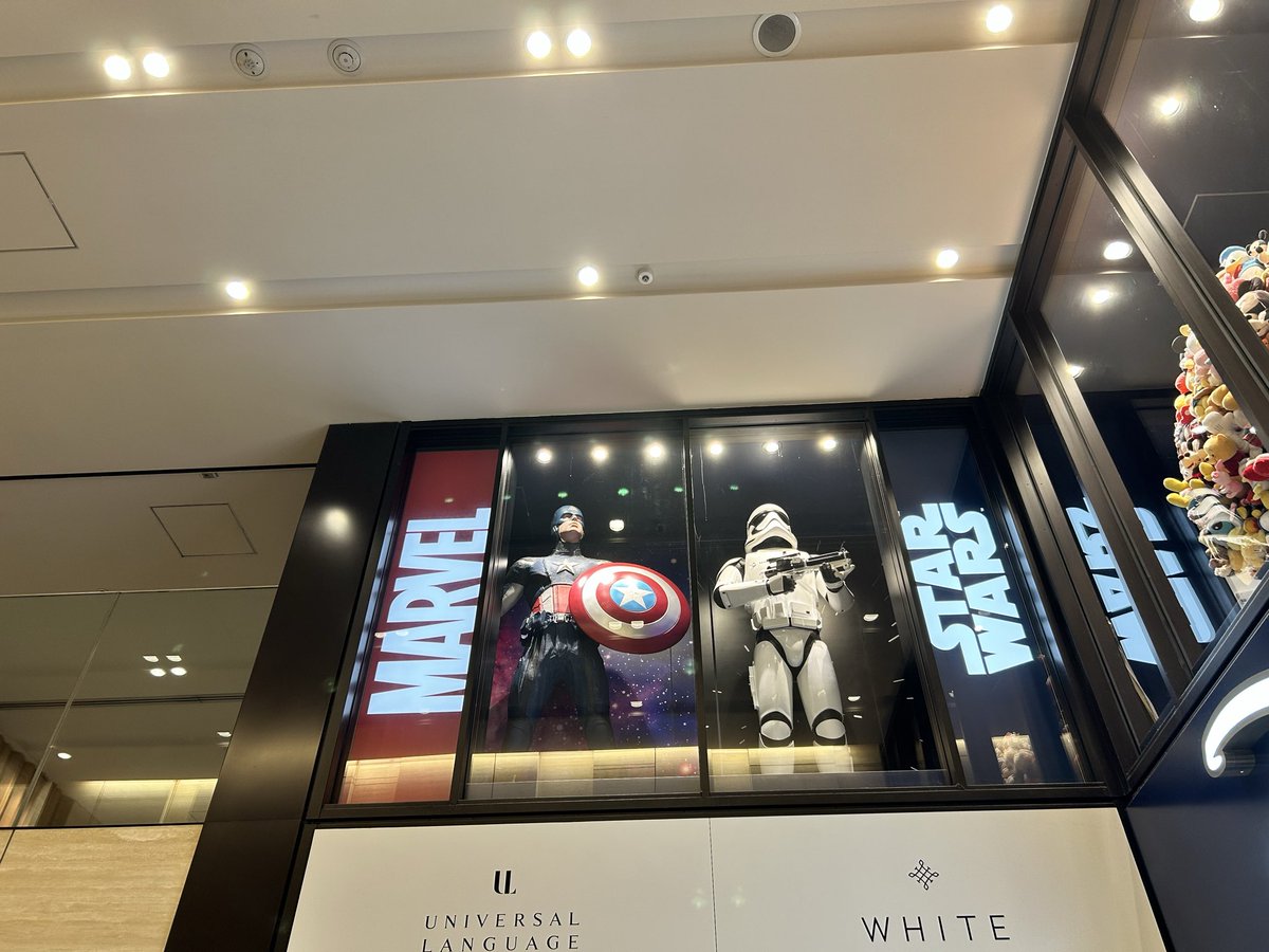 tymd7b's tweet photo. フラッグシップ東京のこっち側の入り口ってキャプテンとストームトルーパーがいるんだね😳 https://t.co/WW9OqSpsWQ