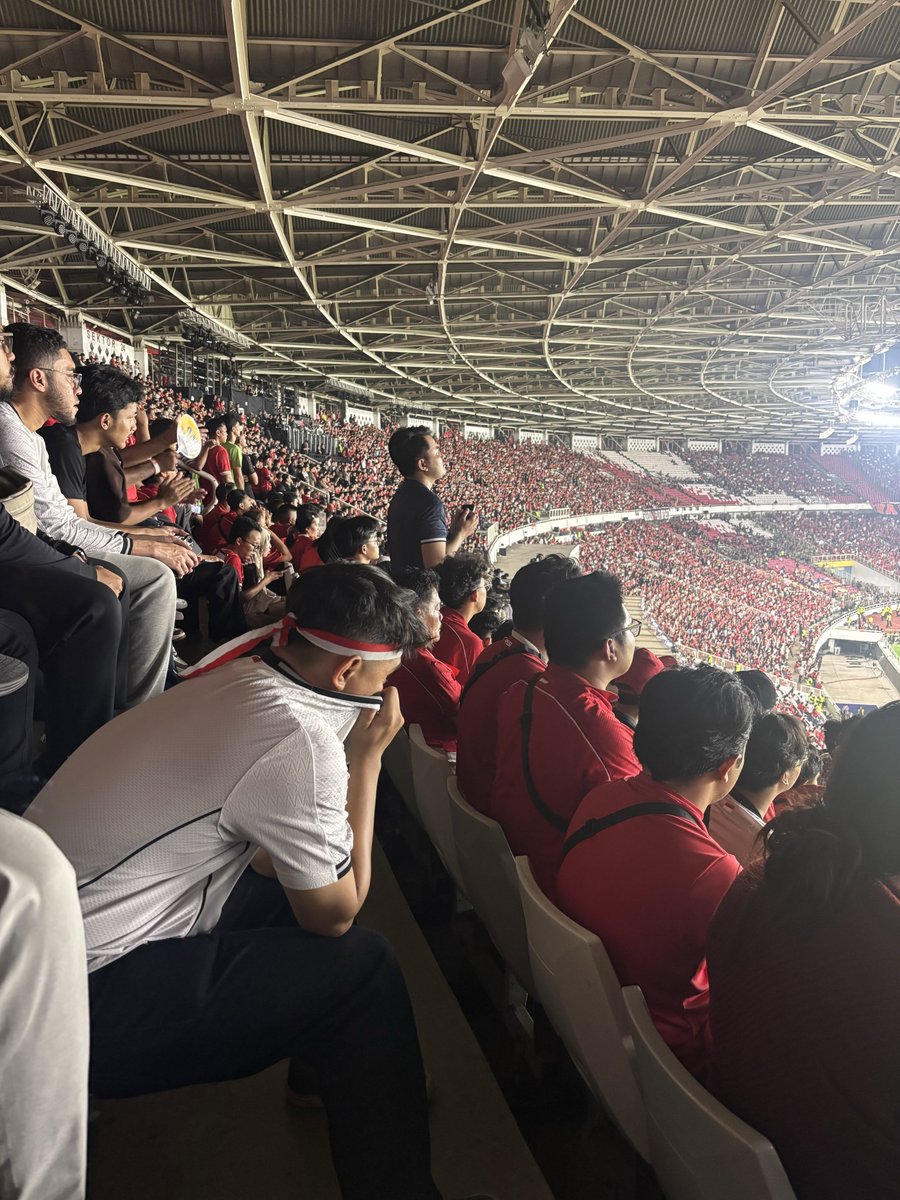 gretaamelia7's tweet photo. Di balik Juara Sang Garuda, ada satu jalur yang tak terlihat: jalur langit. 🇮🇩
Ada doa-doa para supporter yang diam-diam dipanjatkan, mengetuk langit tanpa henti.
Sebab perjuangan bukan hanya tentang kaki yang berlari di lapangan, tapi juga doa yang mengiringi dari kejauhan. https://t.co/vy6uWZ9RWE