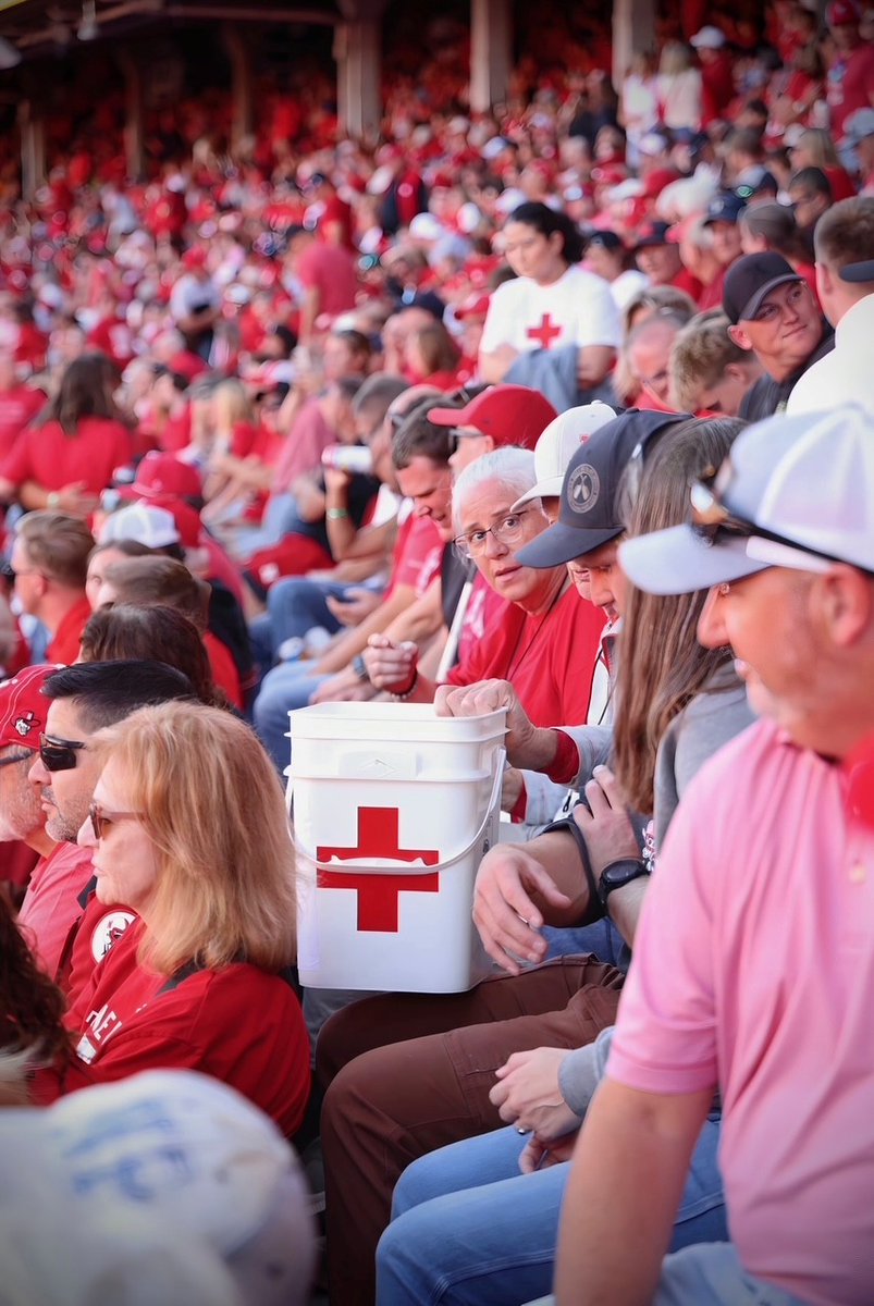 neiaredcross's tweet photo. Special thanks to the volunteers who joined our pass-the-bucket event at the #Husker game on Saturday! Also, thank you to @UNLincoln for their support and continued partnership. https://t.co/rM7DNsqEAM