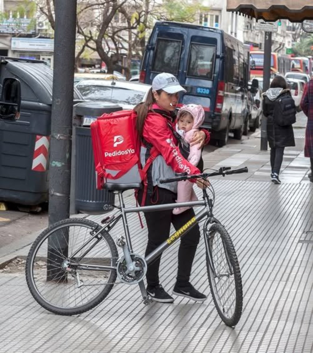 tabarefernandez's tweet photo. Esto quiere la derecha.
Que seas libre de poder trabajar, por dos pesos, pero que puedas estar con tu familia disfrutando. Y dedicarte a la crianza de tus hijos. https://t.co/EwKjI23yN8