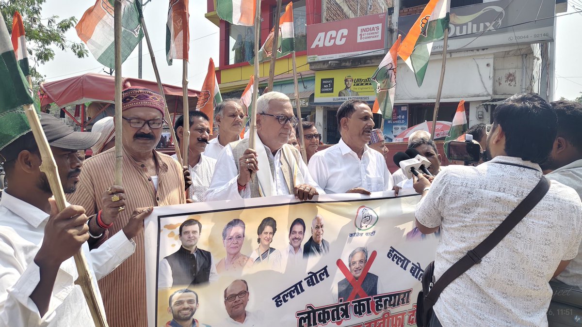 Satyendrtekari's tweet photo. इंडिया गठबंधन के बैठक में दिए गए निर्णय के आलोक में टेकारी प्रखंड कांग्रेस कमेटी गया जी भाग एवं इंडिया गठबंधन के साथियों के साथ मुख्य चुनाव आयुक्त ज्ञानेश कुमार के विरोध में मार्च एवं पुतला दहन करते हुए।  #INCindia #gayaji @RahulGandhi @priyankagandhi @kcvenugopalmp @ajaymaken https://t.co/em6ROFQwpG
