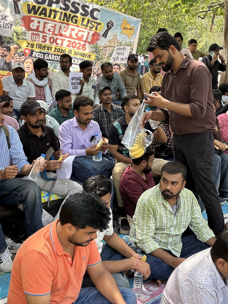 pariksha_plus's tweet photo. UPSSSC WAITING LIST, UP POLICE HOME GUARD WAITING LIST के मुद्दों पर बच्चों के हक की लड़ाई लड़ते हुए आलोक सर #parikshaplus #upsssc #Uphomeguard_WaitingList #upssscje https://t.co/Pr7Qcrq8n4