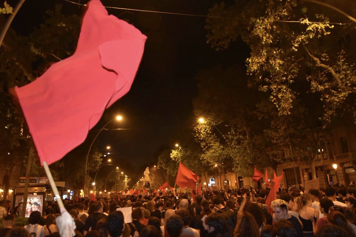 OJS_CAT's tweet photo. 🔴 || Avui milers de persones ens hem mobilitzat contra el negoci de l’habitatge i l’empitjorament de les nostres condicions de vida.

Conquerim el dret a l’habitatge, construïm el socialisme! https://t.co/nBxVWwnwsV