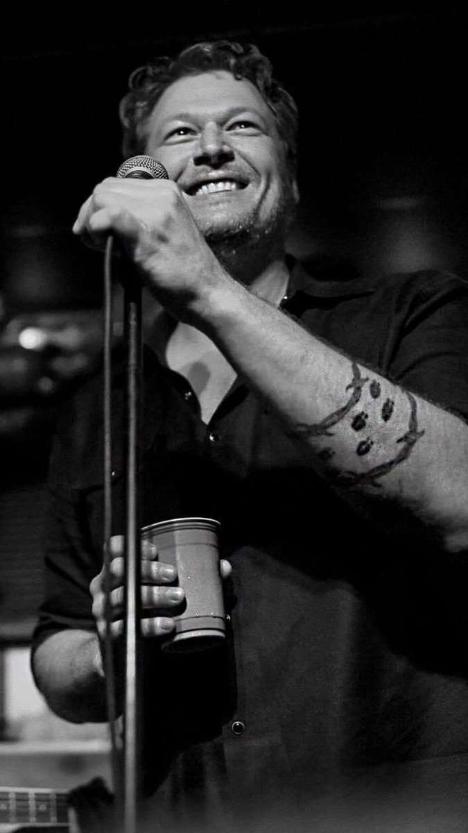 blake3028's tweet photo. A true country legend doing what he does best. 🎶🤠 #BlakeShelton https://t.co/A59ZC08O5B