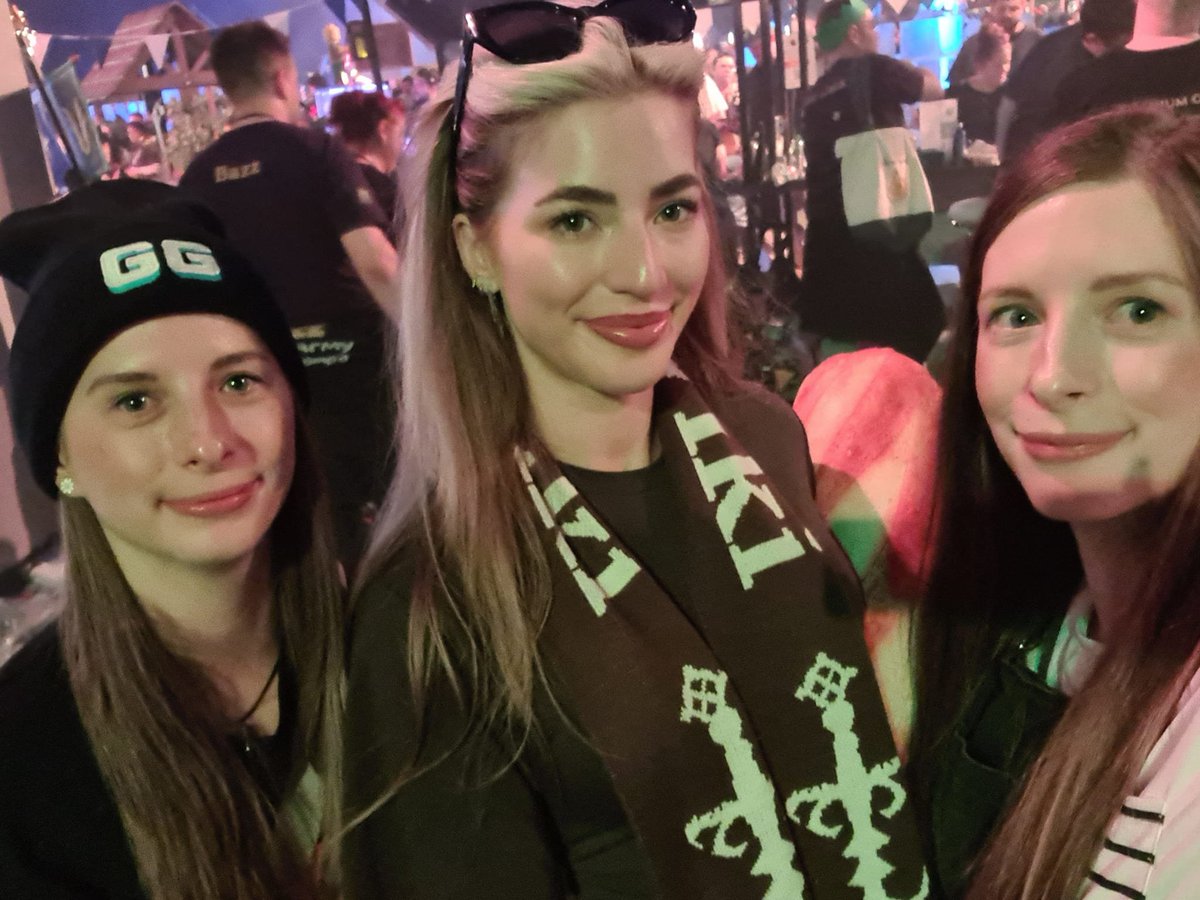MissRichTeaa's tweet photo. RuneFest spam #3 😊 @jessyttv https://t.co/CIFTWOAsGW