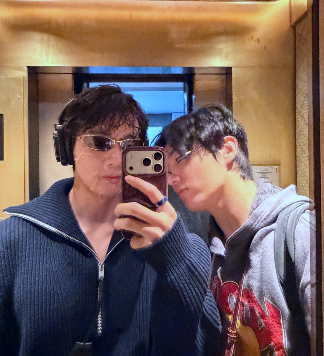 Jeonvxn's tweet photo. Na para bang, para ba ☝️🙂‍↔️
#taekook #Bts https://t.co/q9rL89iWOt