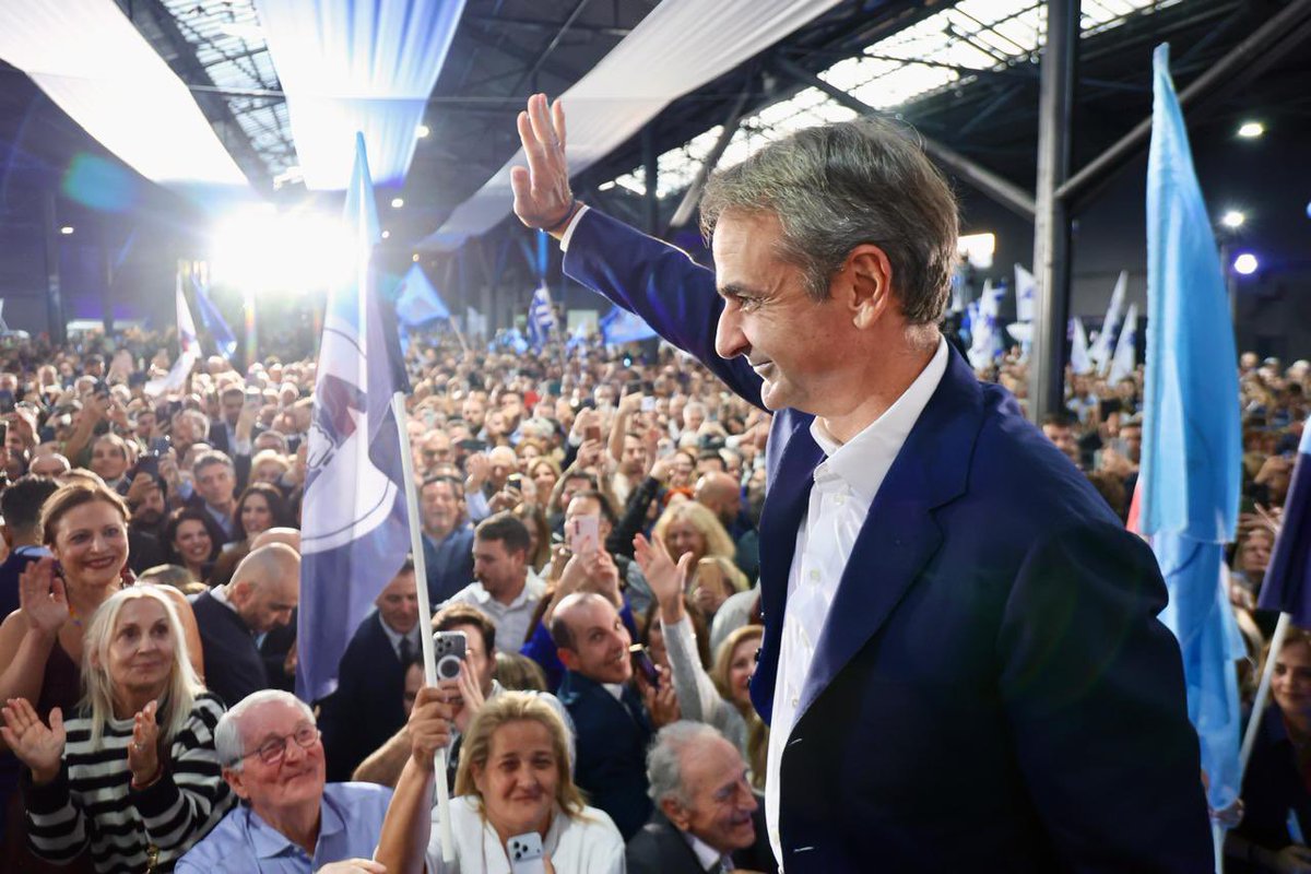 AdonisGeorgiadi's tweet photo. Οσοι γράφουν ότι δεν πετύχαμε τον σκοπό μας σήμερα στα 52α γενέθλια της Νέας Δημοκρατίας μας, ας δουν αυτές τις φωτό και ας το ξανασκεφτούν. Ηταν φανταστικά, ο κόσμος γέμισε έναν τεράστιο χώρο ασφυκτικά και η αγάπη που εισπράξαμε από αυτόν δεν έχει προηγούμενο. Η Παράταξη παραμένει Μία, Ενωμένη και Ισχυρή! Χαίρομαι δε που στα βίντεο έπαιζαν όλοι οι Πρόεδροι μας, διότι εμείς την ιστορία μας ούτε την διαγράφουμε ούτε την απαξιώνουμε και τα τρέχοντα δεν ακυρώνουν τα προηγούμενα. Πάμε για την την τρίτη αυτοδύναμη εκλογική μας νίκη. Χρόνια μας Πολλά

https://t.co/cwb7X22UWv