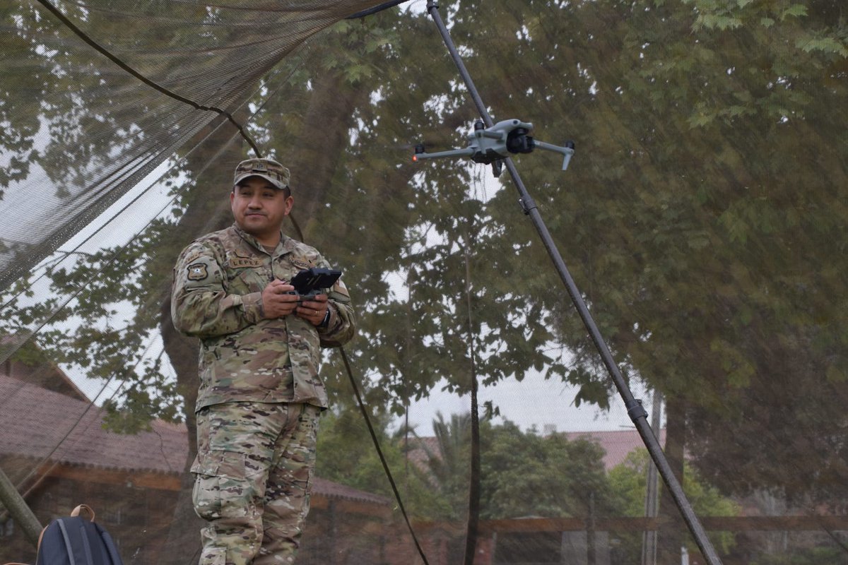 Ejercito_Chile's tweet photo. El #EjercitoDeChile fortalece las competencias de su personal en el empleo de drones en operaciones militares. Es así como unidades de la @IiChile participan en la competencia de drones en el Regimiento de Artillería N.° 1 "Tacna", con capacitación de la Academia de Guerra y supervisión de la Escuela de Telecomunicaciones y Escuela de Artillería. #InstrucciónyEntrenamiento