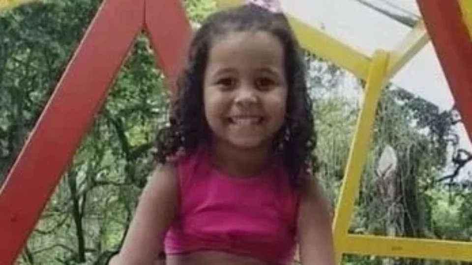 mocapilled's tweet photo. What does Flávio Bolsonaro, presidential candidate in Brazil, has to do with the murder of a 5 year old in Niterói, Rio de Janeiro? An informative thread. 🧵 
PLEASE SHARE THIS AS FURTHER AS YOU CAN https://t.co/My28mlSDWU