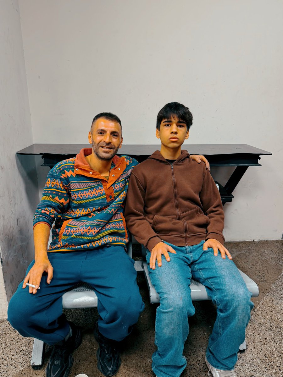 jkicinileeri's tweet photo. Dün gece gencecik bir kardeşimiz, emek verdiğimiz grafitilerin üzerine boya atıp kaçma gafletinde bulundu. Ancak sokakların bir kültürü, bu işin de yazılı olmayan bir raconu var. 

Biz de yaşının ve hevesinin gençliğine vererek, bir büyüğü olarak karşımıza aldık, raconu da usulü de güzellikle anlattık. Yaptığı hatanın farkına varıp özrünü diledi.

 Bize düşen de büyüklük yapmaktır; kardeşimizin kılına zarar gelmeden, sağ salim evine ve ailesine teslim ettik. 

Umarız bu ona güzel bir hayat dersi olmuştur..