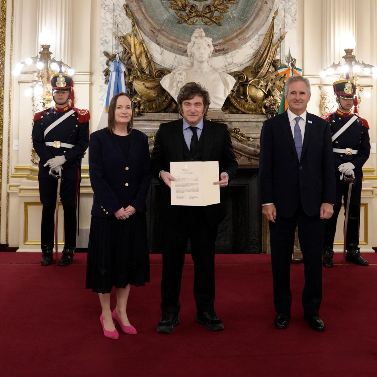 MelaniRichi's tweet photo. 🔴 MALVINAS AHORA: Milei recibió a la embajadora de Irlanda luego de su homenaje a Guillermo Brown, el irlandés que batalló contra los británicos por Argentina.

Hermanos unidos jamás serán vencidos. 🇦🇷🇮🇪 https://t.co/dUPKJWrWkt