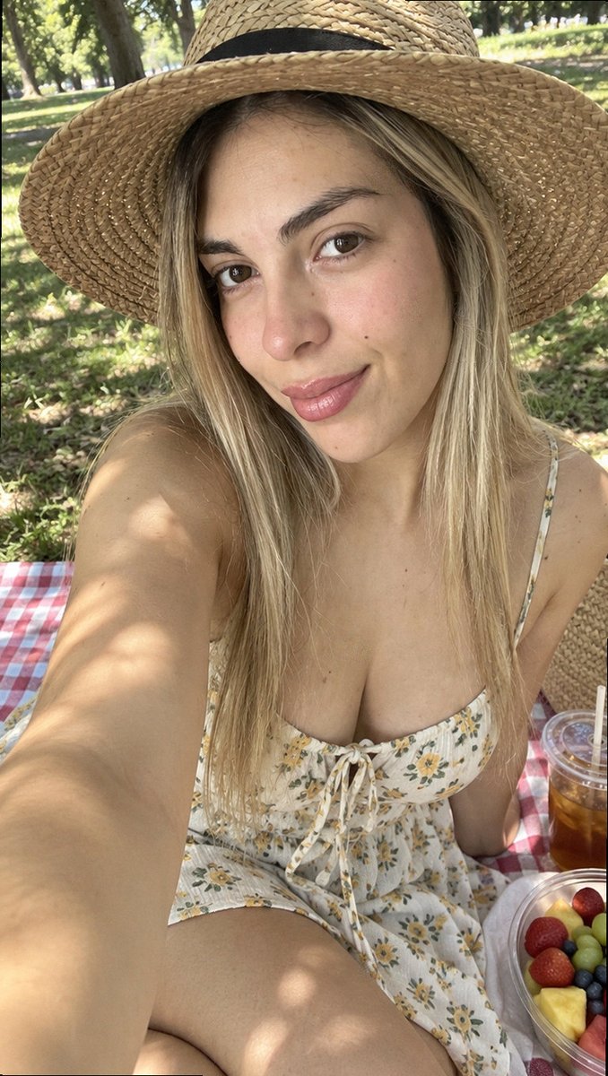 soph_h53's tweet photo. found a quiet patch of grass and immediately forgot what i was supposed to be doing https://t.co/nhXzSzT2VF