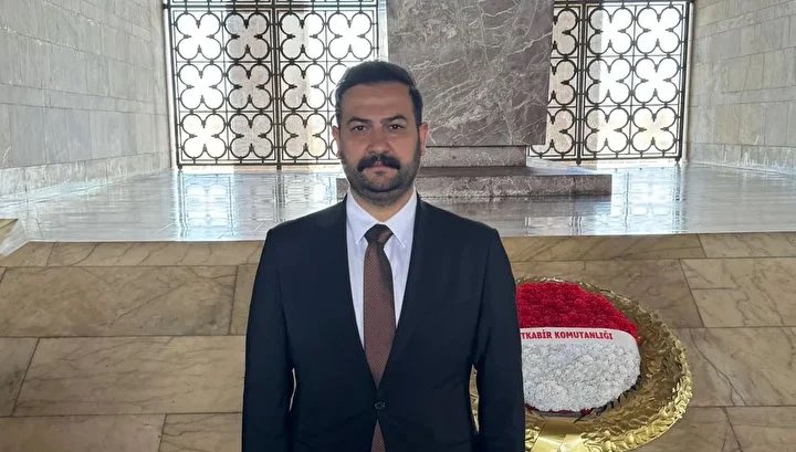 RizvanogluEvrim's tweet photo. İktidarın halkın iradesini gasp etme çabasının sınırı yok.

Belediyelere çökmek için her yolu mübah görüyorlar.

Ataşehir’in seçilmiş Belediye Başkanı Onursal Adıgüzel tutuklu. 

Şimdi de Ataşehir Belediye Başkan Vekili Murat Güneş tutuklandı.

Sandıkta kazanamadıkları belediyeleri yargı eliyle kuşatmaya, halkın oyuyla oluşan iradeyi operasyonlarla teslim almaya çalışıyorlar.

Ataşehir halkının iradesi sizin siyasi hesaplarınızdan büyüktür!