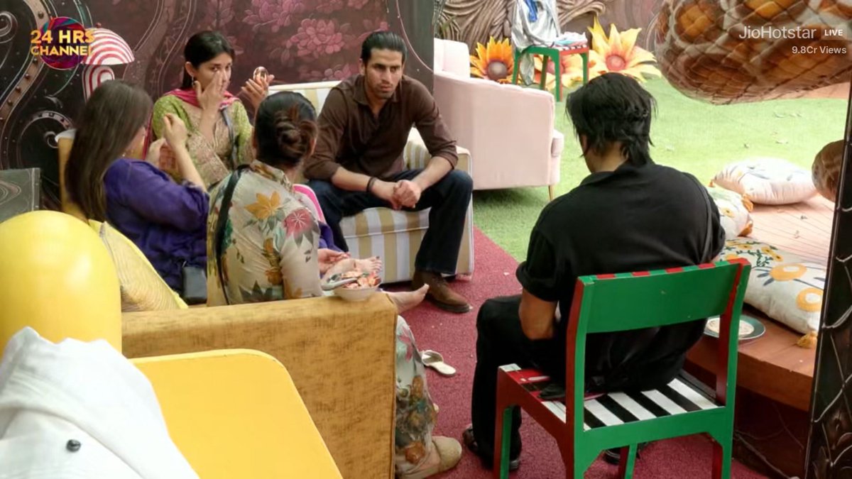 Madman0297's tweet photo. "Iss aurat ki shakal tak na dekhu " To Eating a meal together 👎

Itni to self respect honi chahiye insaan me 

#UditiSingh |#BiggBoss20 https://t.co/YDeaGUzoab