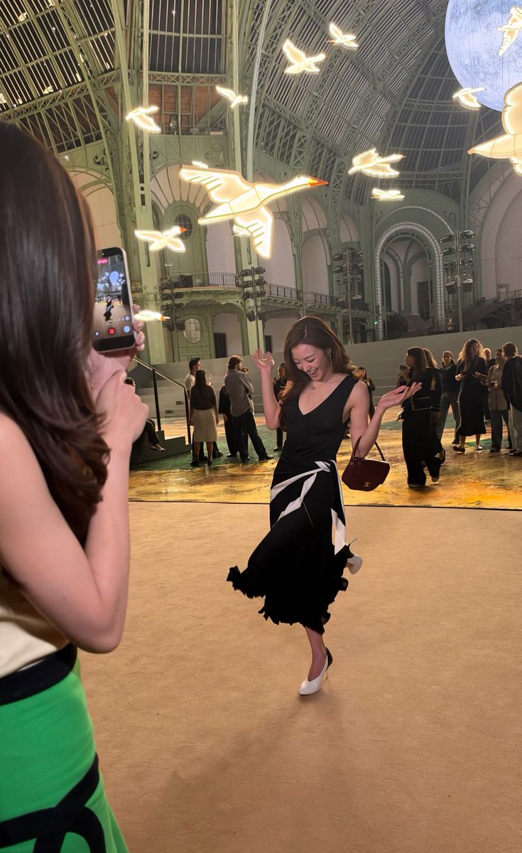 skyfloome's tweet photo. this is lorena schuett’s way of being a good gf

#CHANELSS27xLenaMiu
#LalinaLena @lena__lorena
#MiuNatsha @miunatshaa
#CHANELSpringSummer 
#CHANEL #PFW @CHANEL https://t.co/ZsHn2MRLpn