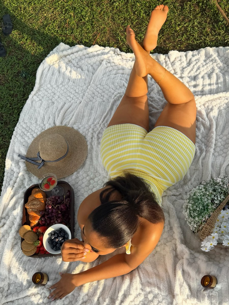 Emediong29's tweet photo. A little sunshine, a little sweetness, a lot of peace. 🧺 🌼☀️ https://t.co/0OeWvKE3r6