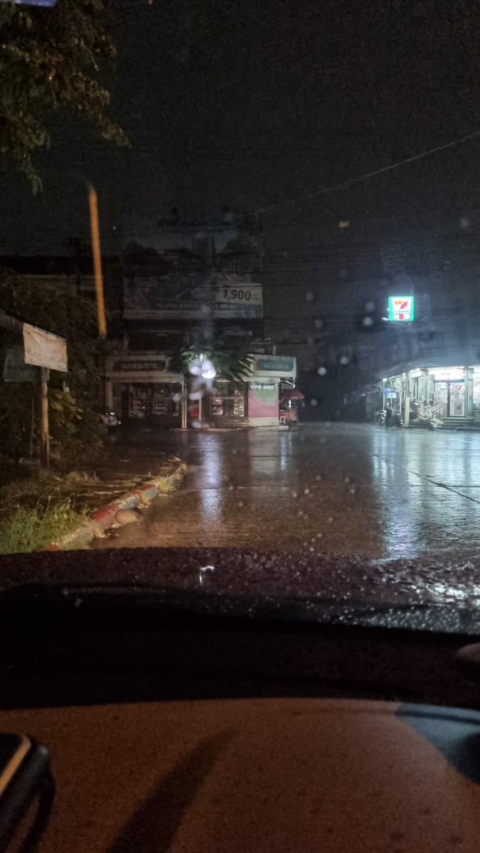 rattanun33's tweet photo. ฝนตกฉ่ำๆจ้า กับเช้านี้ ตั้งแต่ตี 2 เลยนะ ยาวเลย bolt เริ่มได้ #ดอนเมือง #สรงประภา #เมืองเอก ม.รังสิต ทัก https://t.co/mgqAbmC8SE