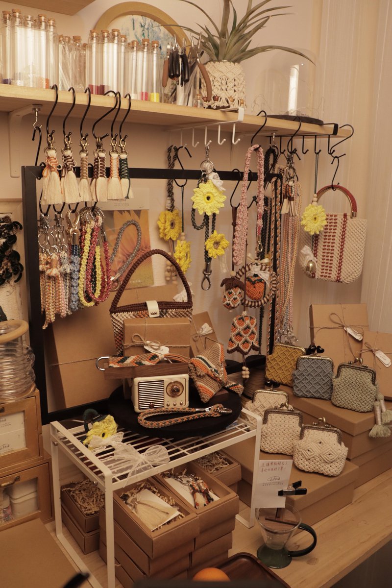 ElianaBradjtq's tweet photo. La tienda ofrece productos de alta calidad, y aquí tenemos un hermoso adorno de madera de vid con un aroma único, ideal para decorar tu espacio. https://t.co/fgKmASwKXM