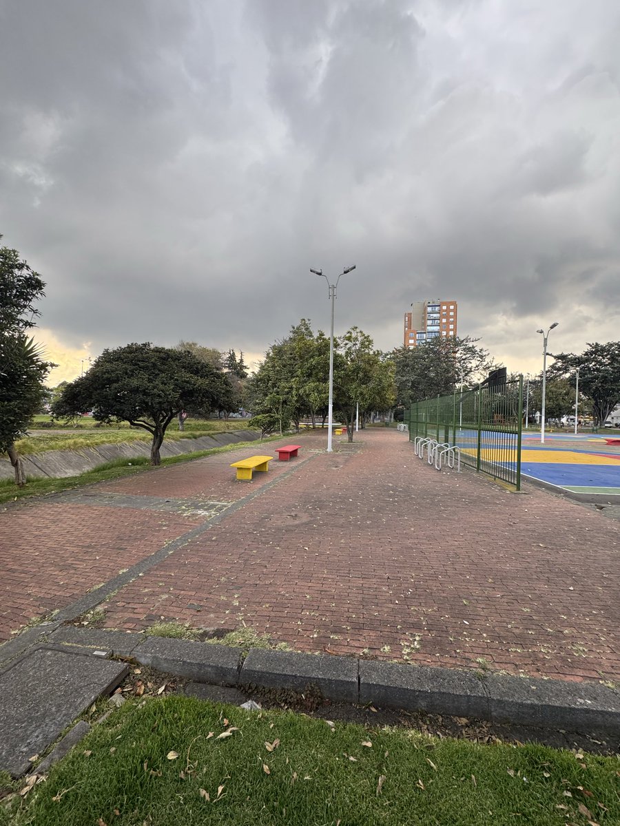 cruisingbogt's tweet photo. Donde hacemos cruising?Queda en la castellana entre la av 30 y la av suba con calle 90. Se presta para cruising en las noches, adrenalina/exhibirte y sentir ese miedo que te van a pillar. Venir en pantaloneta/sudaderasin boxer 🔥😈🤤💦🍆comenta👇
@Andrs86635334 
@DiegoReyesHouse https://t.co/UY4KyTNzqz