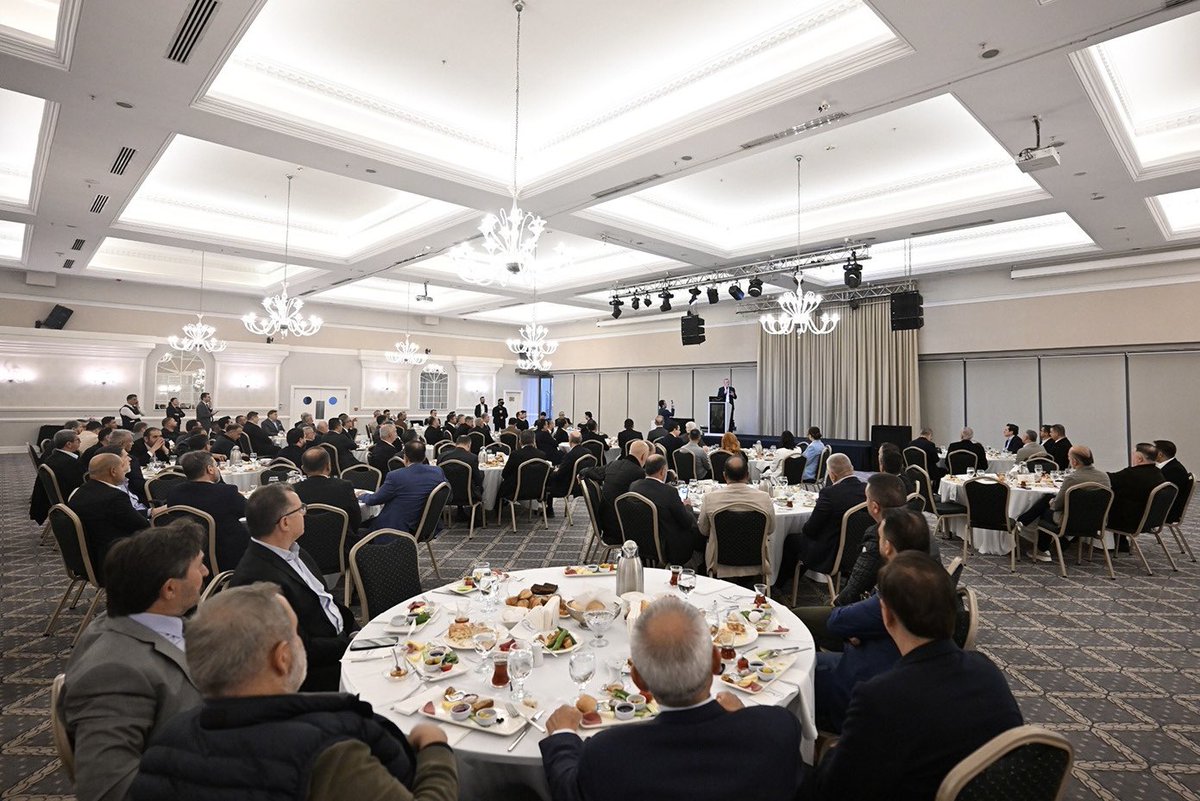 ibrahim_Burkay's tweet photo. BTSO’da 2026-2030 döneminde birlikte görev yapacağımız Meclis Üyelerimizle bir araya geldik. 137 yıllık bu köklü kurum, Bursa’nın üretiminin, emeğinin ve ortak geleceğinin çatısıdır. Bu çatıyı güçlü kılan ise 60 bin üyemizin ortak iradesi, birlik ve beraberliğidir.

Bizler 13 yılda Bursa iş dünyamıza asırlık bir kalkınma altyapısı kazandırmanın, 2030 vizyonumuzun temellerini atmanın ve Bursa’nın geleceğine yön veren eserleri hayata geçirmenin gururunu taşıyoruz. 13 yıl önce hangi kararlılık ve inançla yola çıktıysak, bugün de aynı iradeyi, aynı cesareti ve samimiyeti taşıyoruz.

Yeni dönemde de ayrışmanın değil birlikteliğin, kamplaşmanın değil ortak aklın tarafında olacağız. Bursa iş dünyasının tamamını ortak bir çatı altında buluşturan anlayışla, 159 meclis üyemizle omuz omuza çalışmaya devam edeceğiz.

Bugün toplantımızda ortaya koyduğumuz birliktelik, bu sorumluluğun ne kadar güçlü biçimde paylaşıldığını bir kez daha gösterdi. Biz sözümüzü yine hep birlikte çalışarak söyleyecek, kentimiz için üretecek, Türkiye Yüzyılı’na Bursa’nın imzasını birlikte atacağız.

#GüçlüBursaİçinOmuzOmuza