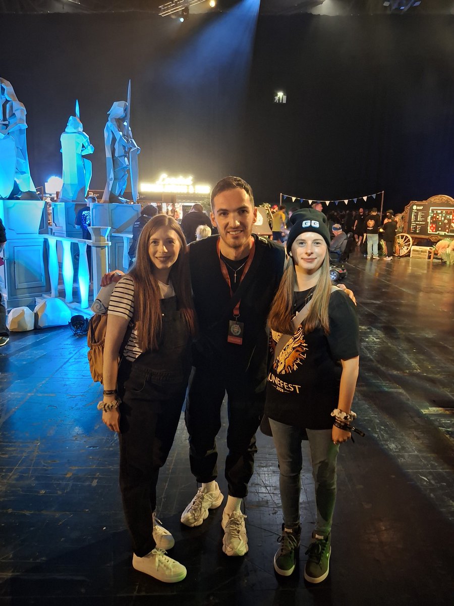 MissRichTeaa's tweet photo. RuneFest spam #4 😊 @Coxie_rs @allyanarie @Messiah_OSRS https://t.co/O79dtdk0yG