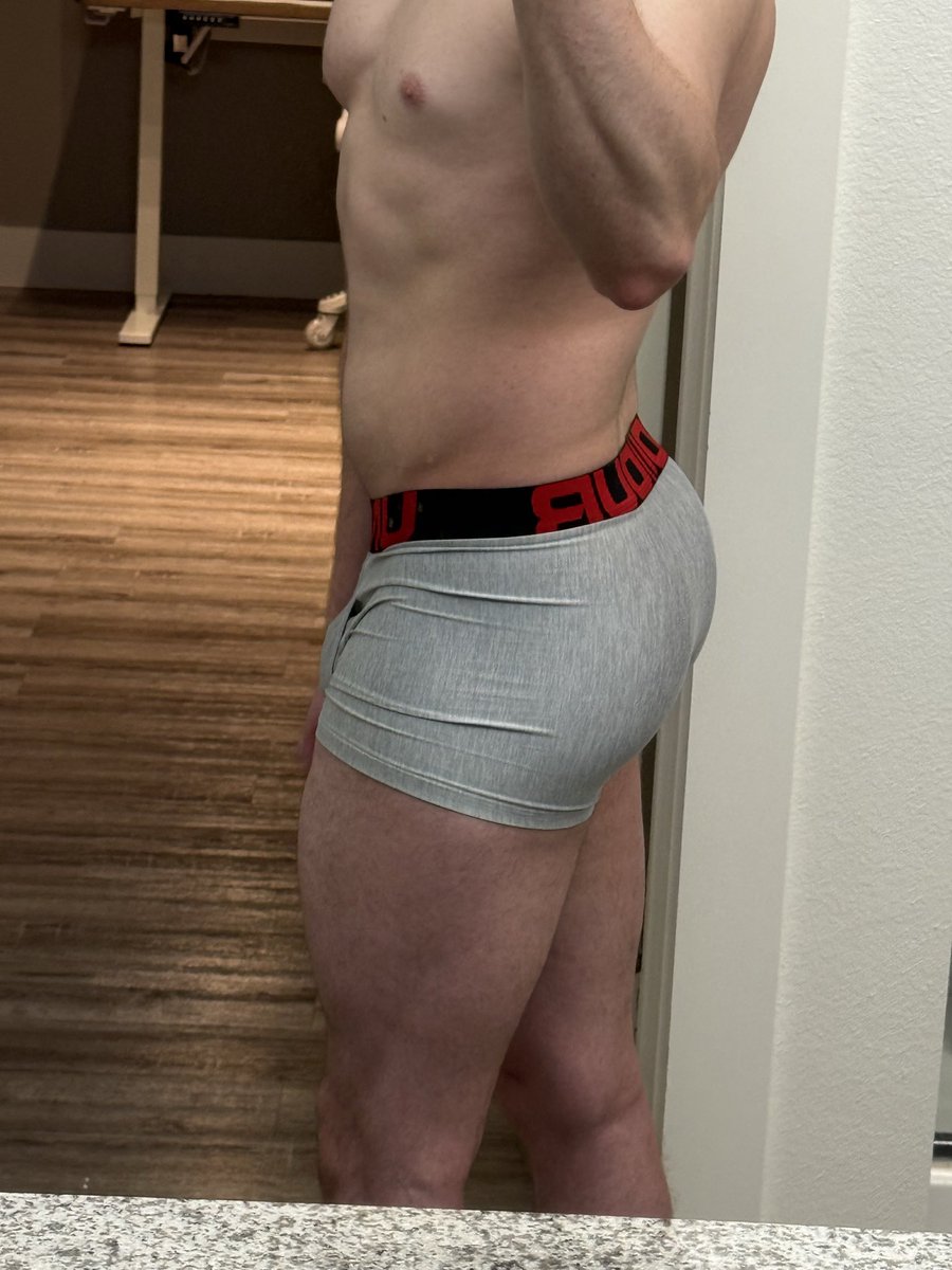 Mk_Dropdead's tweet photo. Leg day 
Quads taking shape, need them bigger. 
How are the glutes looking though? https://t.co/WYAMd07H0I