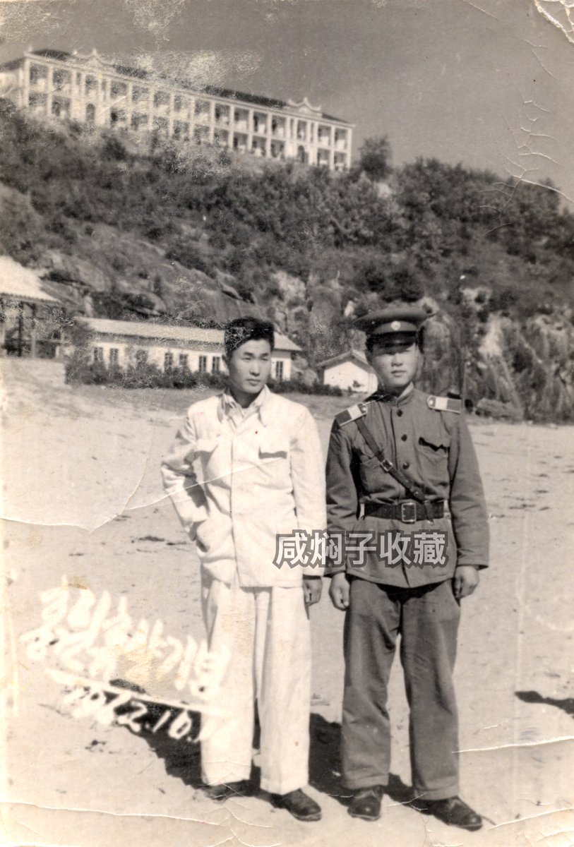 Samcheolli's tweet photo. 🇰🇵 Hongwon Resort Commemorative Photos (1962)

Two original private group photos commemorating a visit to a resort in Hongwon County, South Hamgyong Province, dated October 16th 1962. 

It is interesting to note the female and male Social Security officers posing with the visitors in the photos.