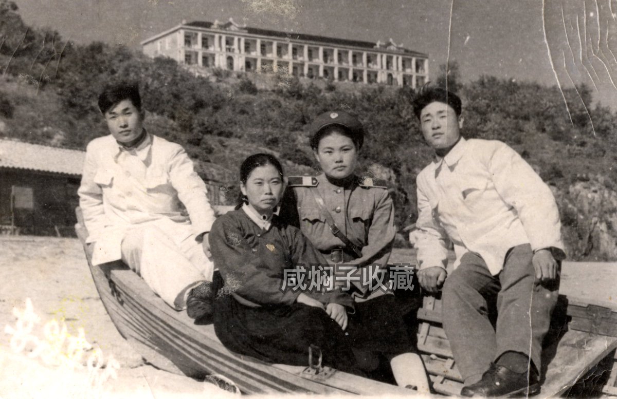 Samcheolli's tweet photo. 🇰🇵 Hongwon Resort Commemorative Photos (1962)

Two original private group photos commemorating a visit to a resort in Hongwon County, South Hamgyong Province, dated October 16th 1962. 

It is interesting to note the female and male Social Security officers posing with the visitors in the photos.