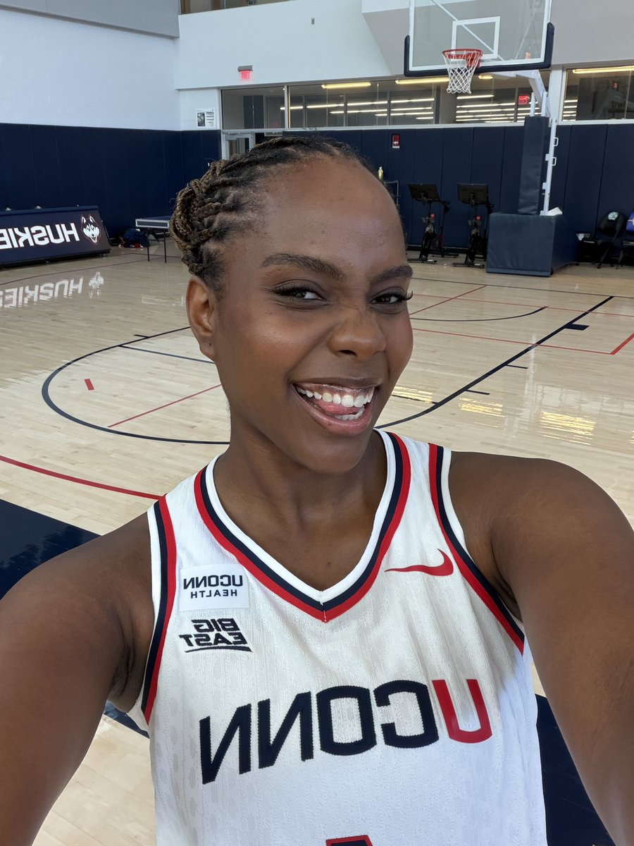 UConnWBB's tweet photo. Que hubo pues mi gente!!! Estan listos para otro media dayyyy😝🫨

- @Blanqui_fra11 https://t.co/tqHGxerCME