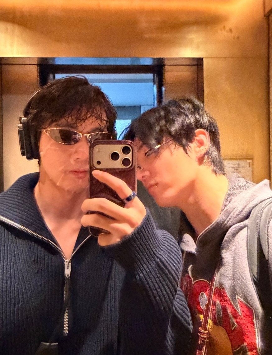 AboutMusicYT's tweet photo. Jungkook and Taehyung share a new photo together. https://t.co/c5jqzAPLps