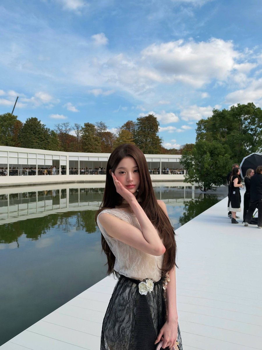 wonykh's tweet photo. She looks like a fairy wandering into the elegant Dior event space.

#JANGWONYOUNG
#WONYOUNG
#WonyoungDiorSummer27
#DiorSummer27 @Dior https://t.co/z0K7VLy8yY