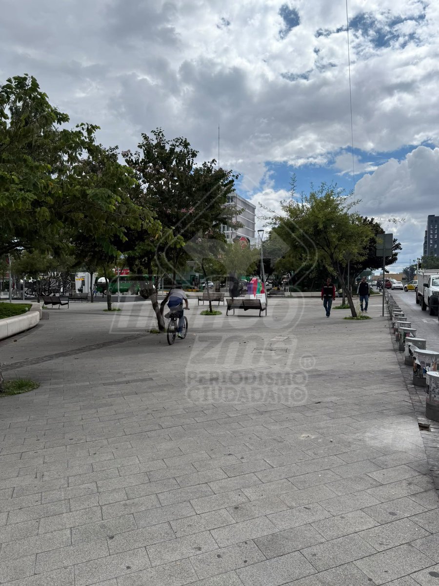 Trafico_ZMG's tweet photo. 🚨 Zona completamente despejada en el punto donde, durante las primeras horas de la mañana, se registró una volcadura.
El vehículo terminó volcado tras impactarse contra los bolardos de la plazuela de la estación Zapopan Centro de la Línea 3 de #MiTren, en el cruce de avenida Hidalgo y avenida Américas.
#TráficoZMGPeriodismoCiudadano