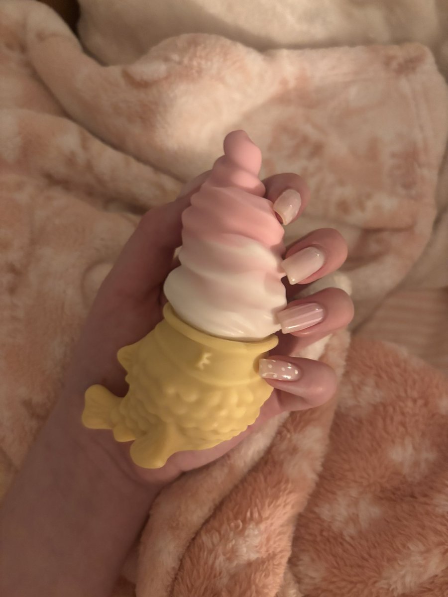 babybonnibel's tweet photo. when the toy looks like food i can’t resist it 🤤 https://t.co/7UMmQDGqKC