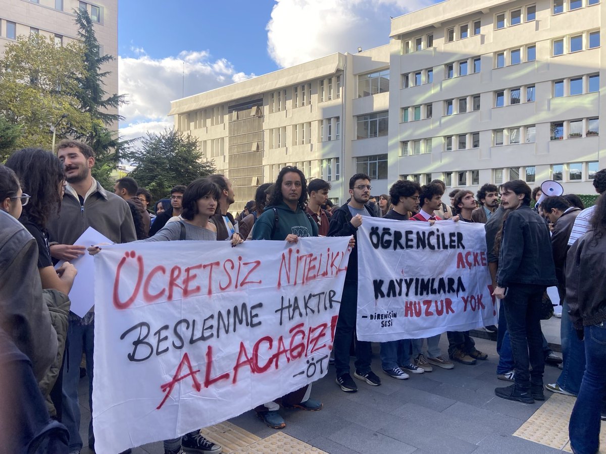 NekadarolduTR's tweet photo. Kafelerde bir bardak kahveye 200 lira veren yurdum solcuları, 
Boğaziçi Üniversitesi'nde kahvaltının 70 TL, 
öğle yemeğinin ise 85 TL'ye çıkarılmasını protesto ederek yemekhaneyi işgal etti. https://t.co/SbpccF0JQr