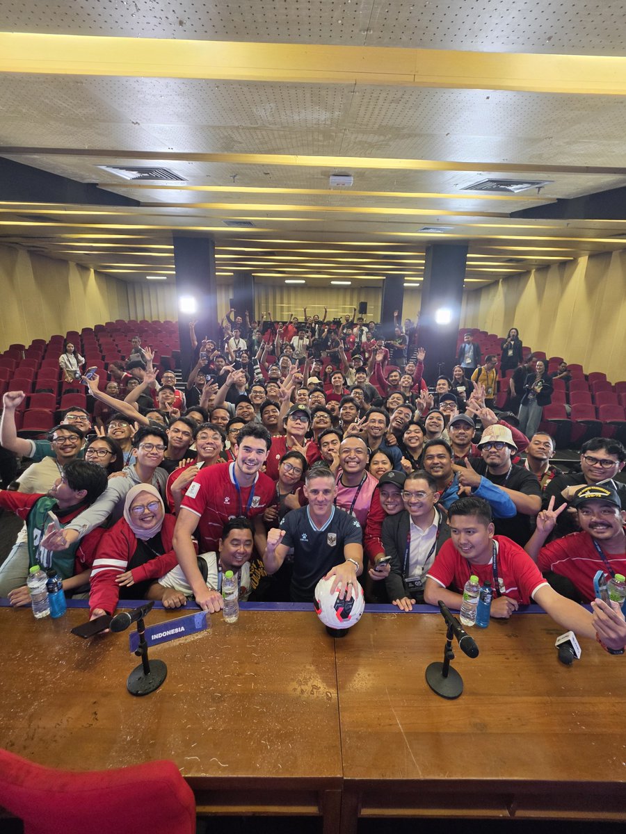 firzieidris's tweet photo. Thank you, Coach John , Elkan, and all at Timnas for ending our long long international senior trophy drought. We go again after this, the Asian Cup! 

(Coba cari gw di foto itu) 

🇮🇩🇮🇩🇮🇩🇮🇩 https://t.co/OtpA6KFtfr