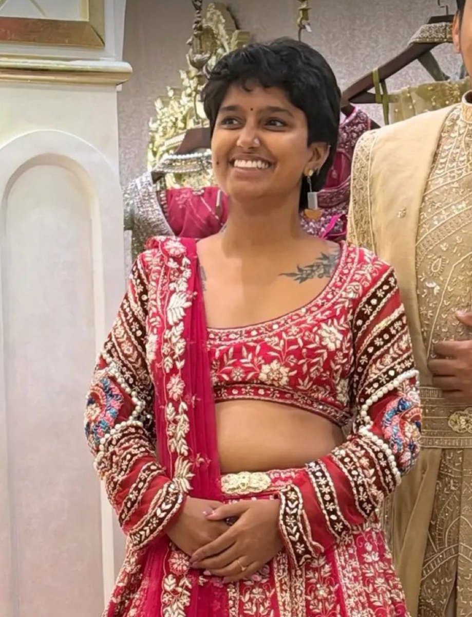 Warlock_mohit's tweet photo. I’ve never seen any girl this AURA-LESS in a lehenga. 😭😭 https://t.co/B7cEHQuJKq