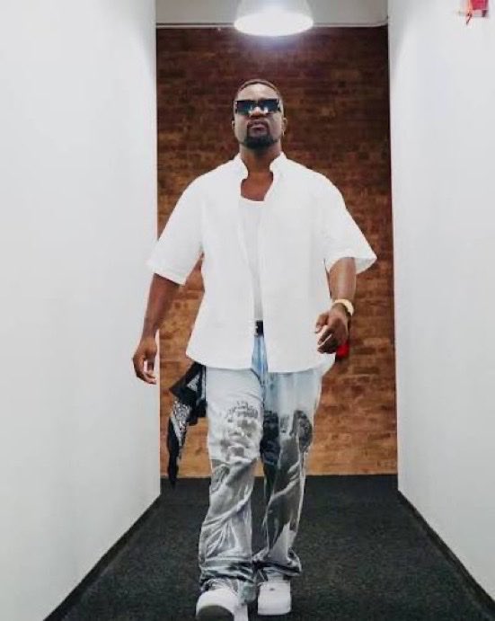 Asirifi_ofc's tweet photo. How we see                      How he sees 
Sarkodie.                                     Himself https://t.co/ypdxg9J5ap